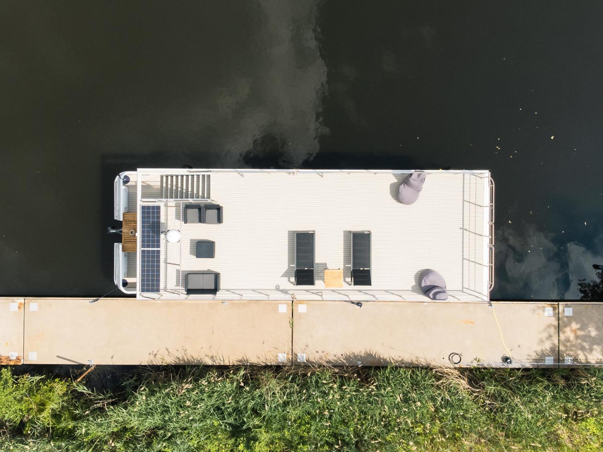 Deine Schwimmende Auszeit Auf Dem Wasser -Festlieger Hausboot Tobago Doemitz Exterior photo